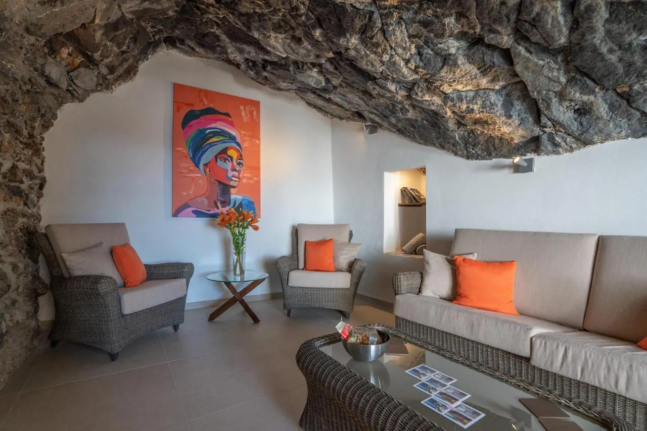 Spectacular Cave With Two Large Terraces contacts